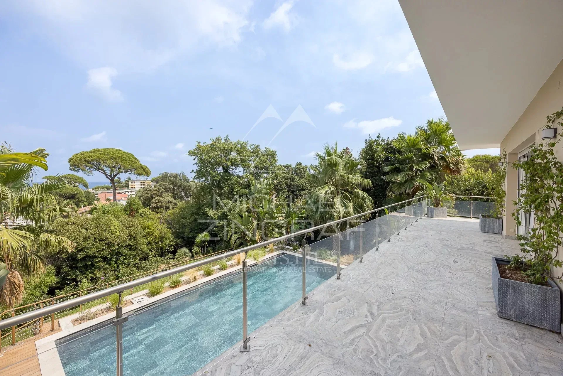 SPLENDIDE VILLA CONTEMPORAINE RÉNOVÉE  DE 320 M² SITUÉE DANS UN DOMAINE PRIVÉ - 13