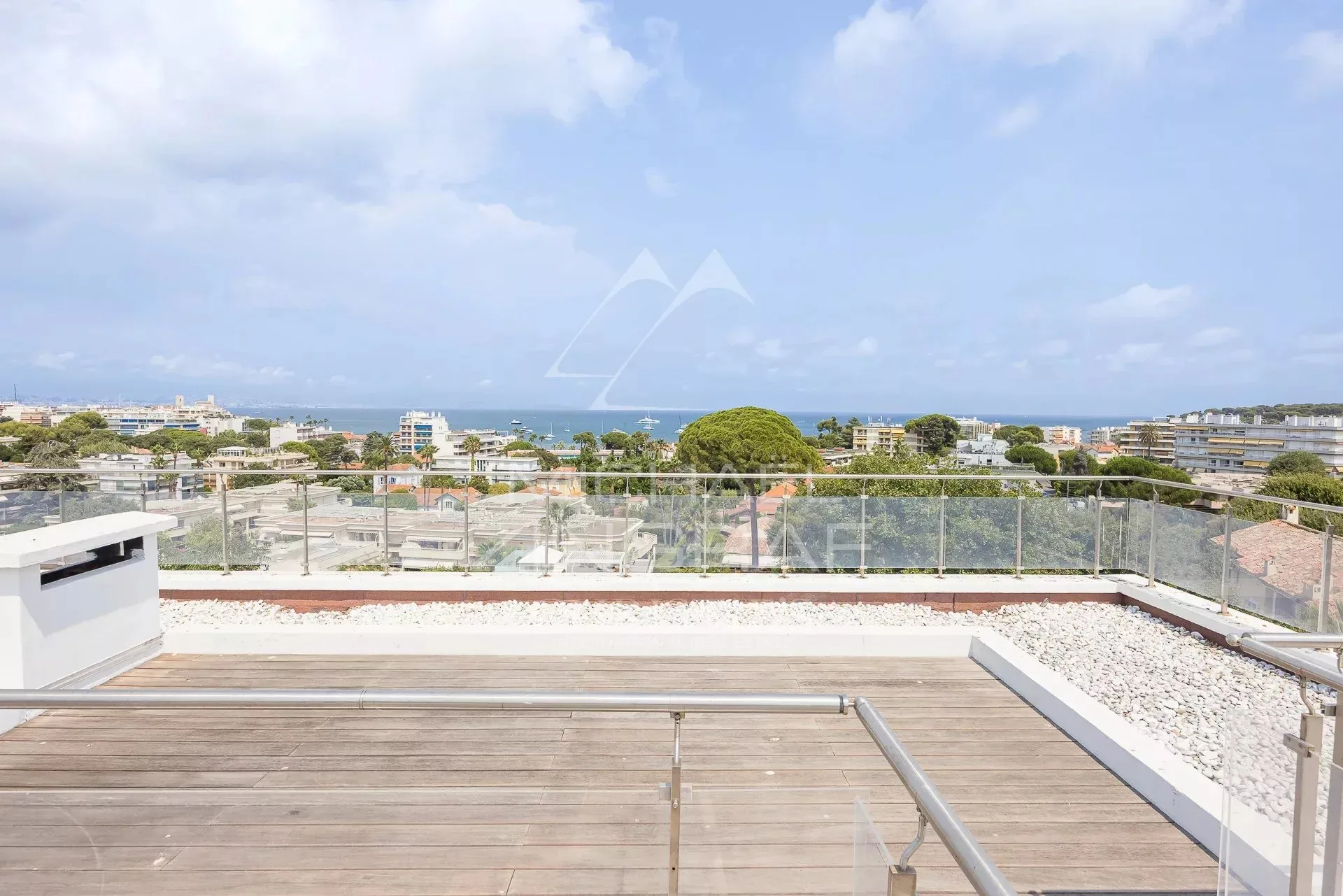 SPLENDIDE VILLA CONTEMPORAINE RÉNOVÉE  DE 320 M² SITUÉE DANS UN DOMAINE PRIVÉ - 15