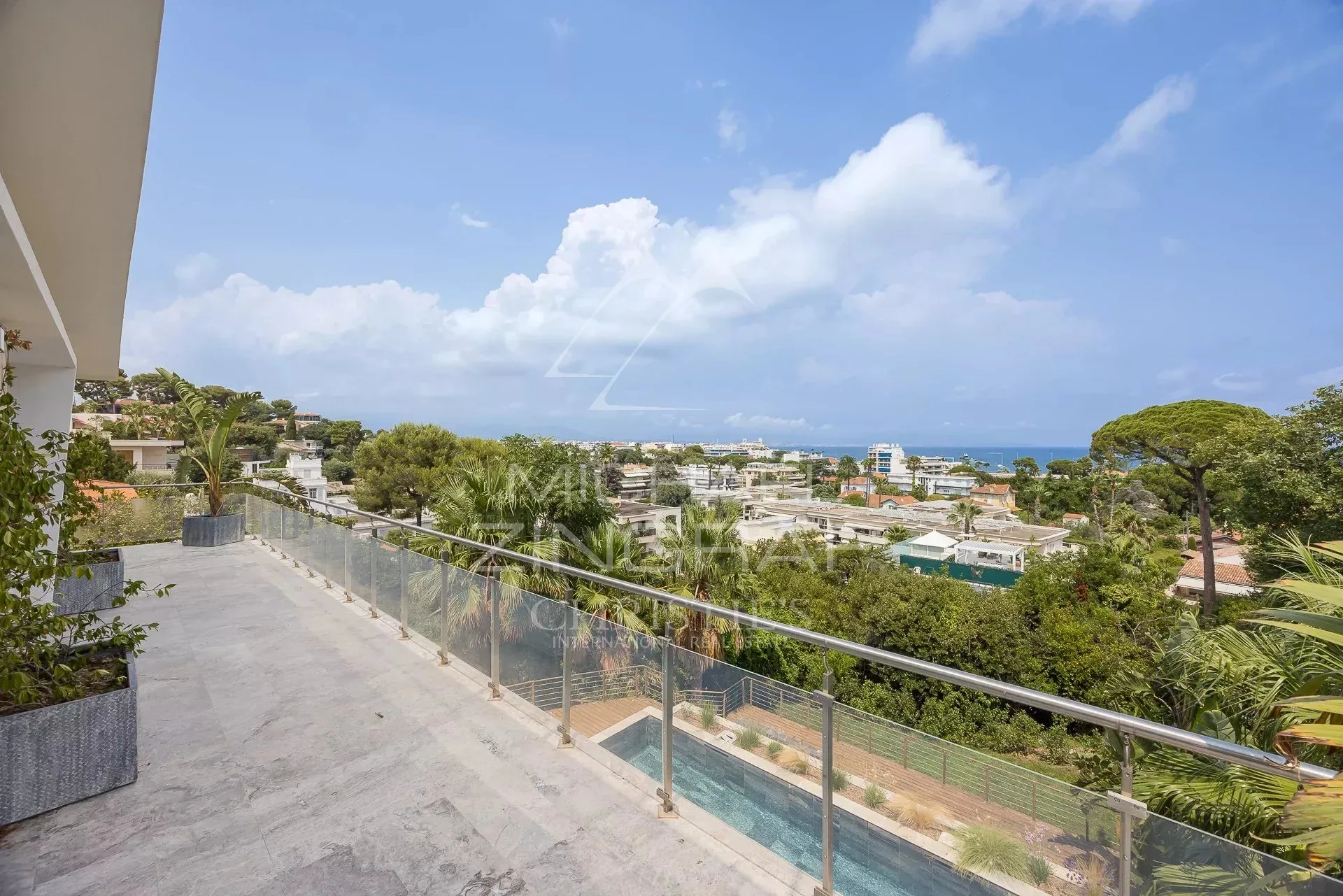 SPLENDIDE VILLA CONTEMPORAINE RÉNOVÉE  DE 320 M² SITUÉE DANS UN DOMAINE PRIVÉ - 16