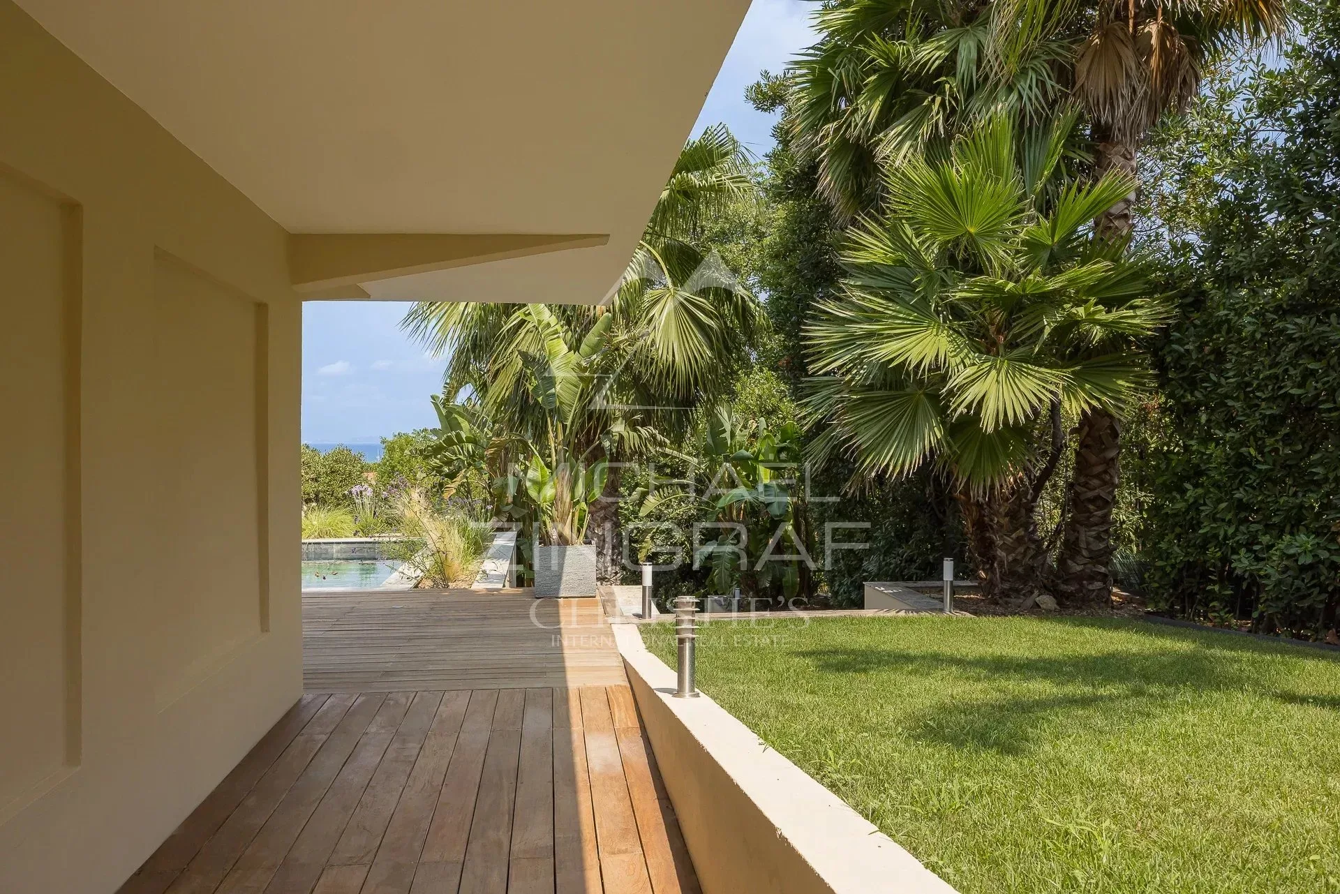 SPLENDIDE VILLA CONTEMPORAINE RÉNOVÉE  DE 320 M² SITUÉE DANS UN DOMAINE PRIVÉ - 17