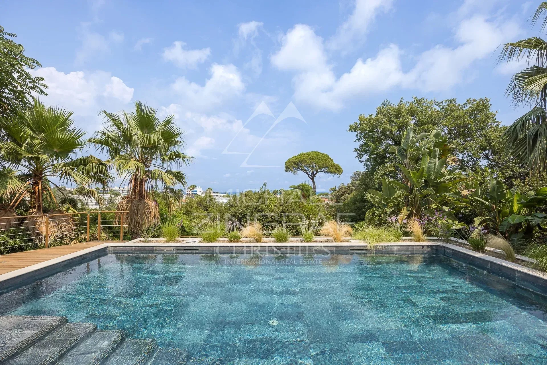 SPLENDIDE VILLA CONTEMPORAINE RÉNOVÉE  DE 320 M² SITUÉE DANS UN DOMAINE PRIVÉ - 18