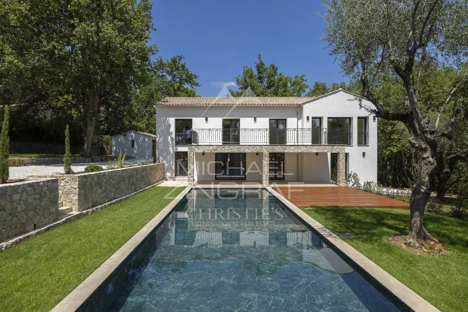 Elegante, vollständig renovierte Villa in absolut ruhiger Lage