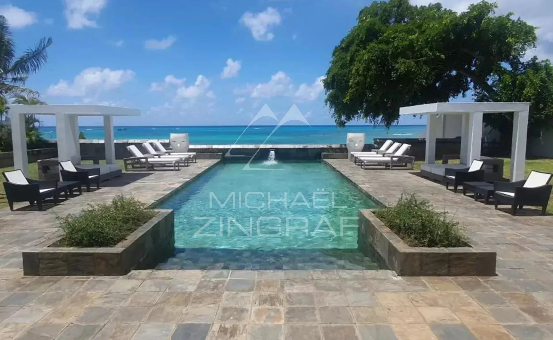 Île Maurice – Villa d’Exception de 4 Chambres Pieds dans l’Eau avec Vue Panoramique sur l’Océan à Pointe aux Canonniers