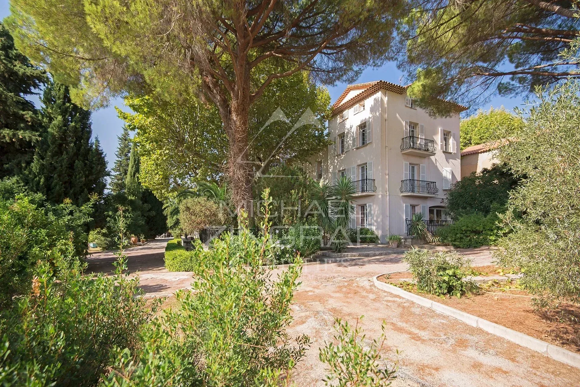 Bastide du XVIIIᵉ siècle au cœur d’une figueraie provençale
