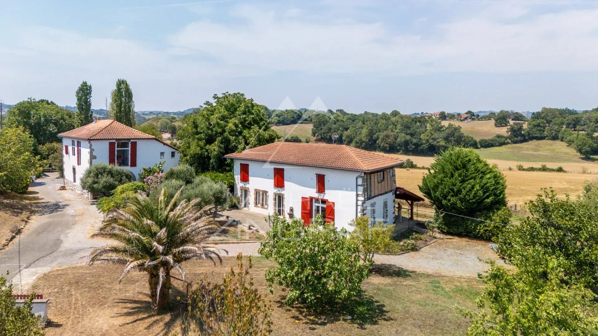 Deux maisons de caractère au cœur de plus de 5 000 m²