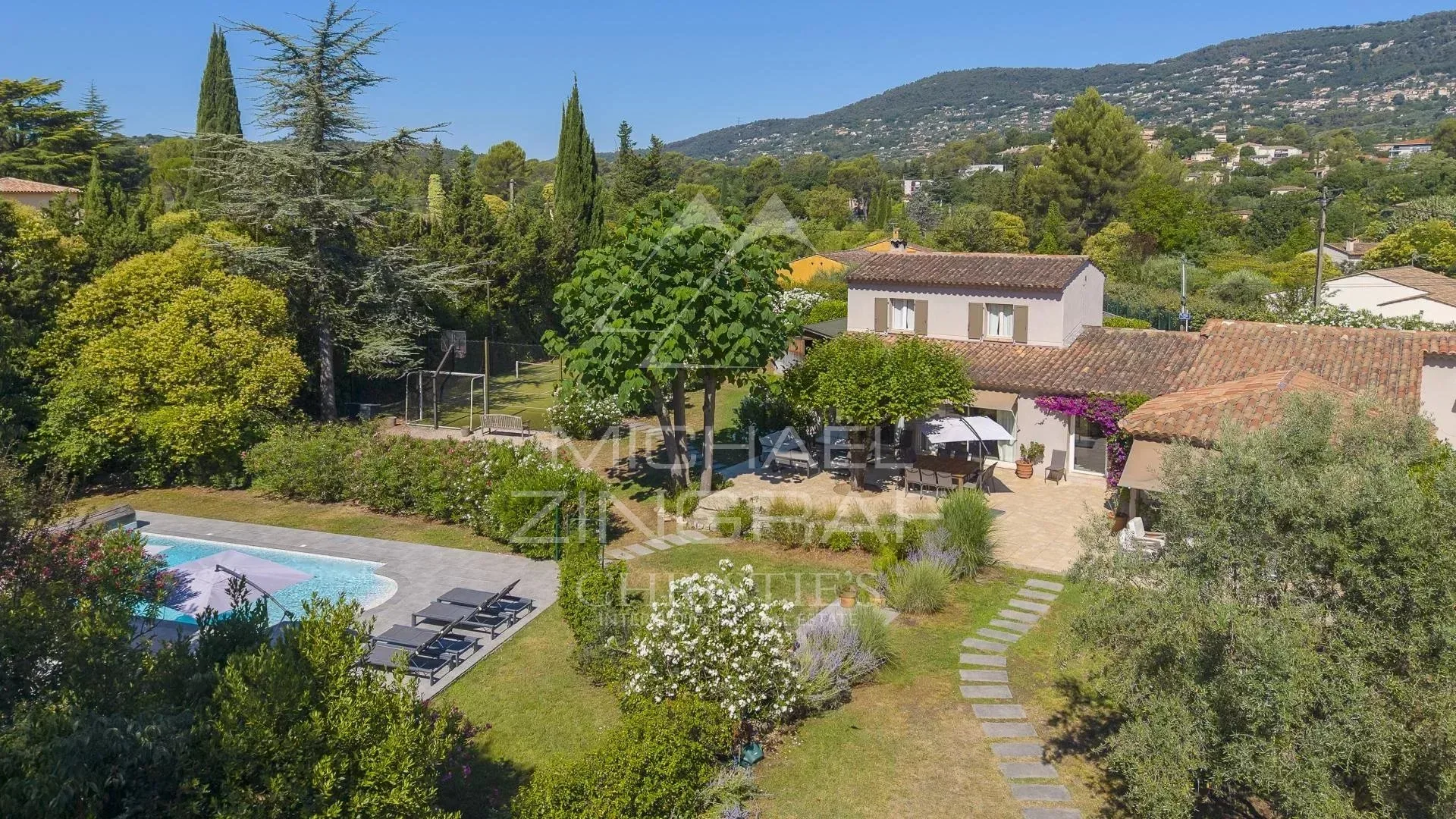 Propriété familiale avec jardin paysager et espaces de loisirs - 16
