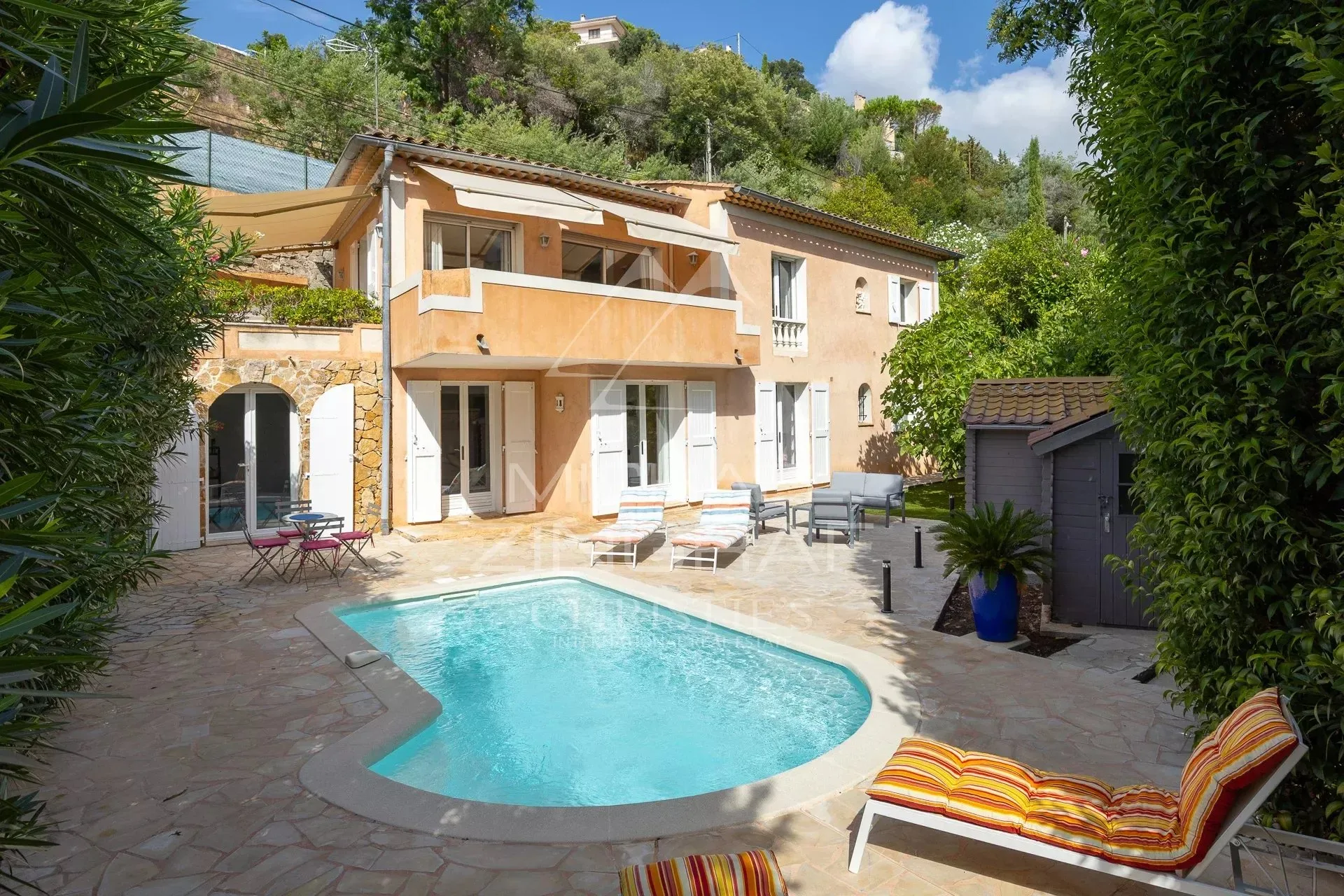 Maison avec piscine et aperçu mer