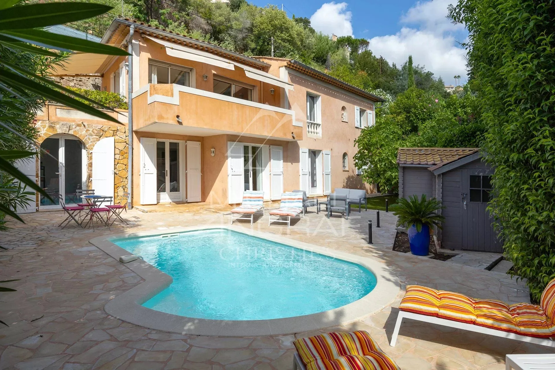 Maison avec piscine et aperçu mer