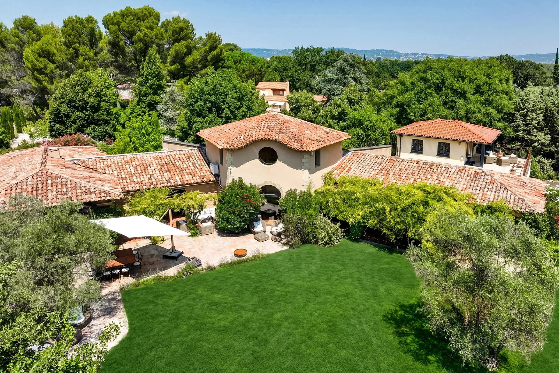 A few minutes from the heart of Aix-en-Provence – Exceptional 12-room property of 650 m² on 1.2 hectares - 2