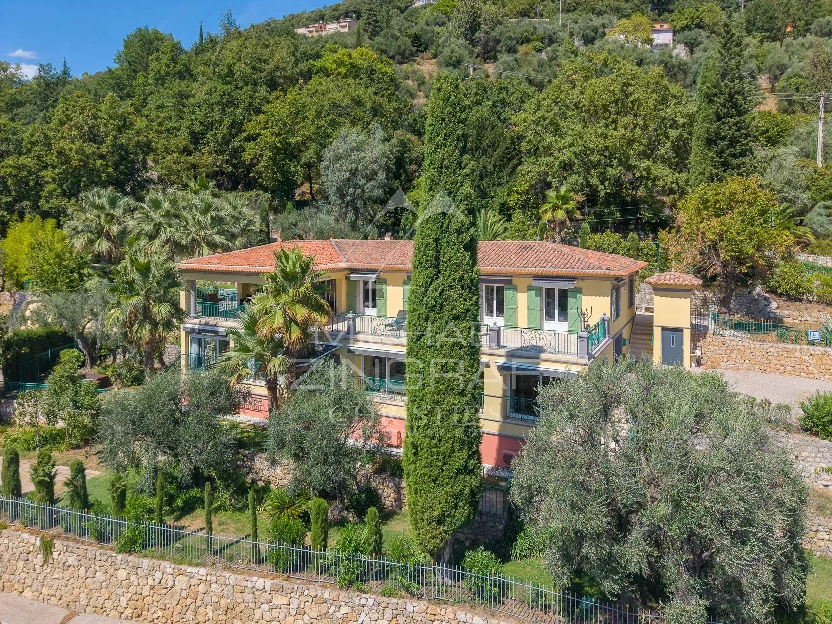 Grasse – Élégante villa rénovée avec piscine et vue dégagée - 13