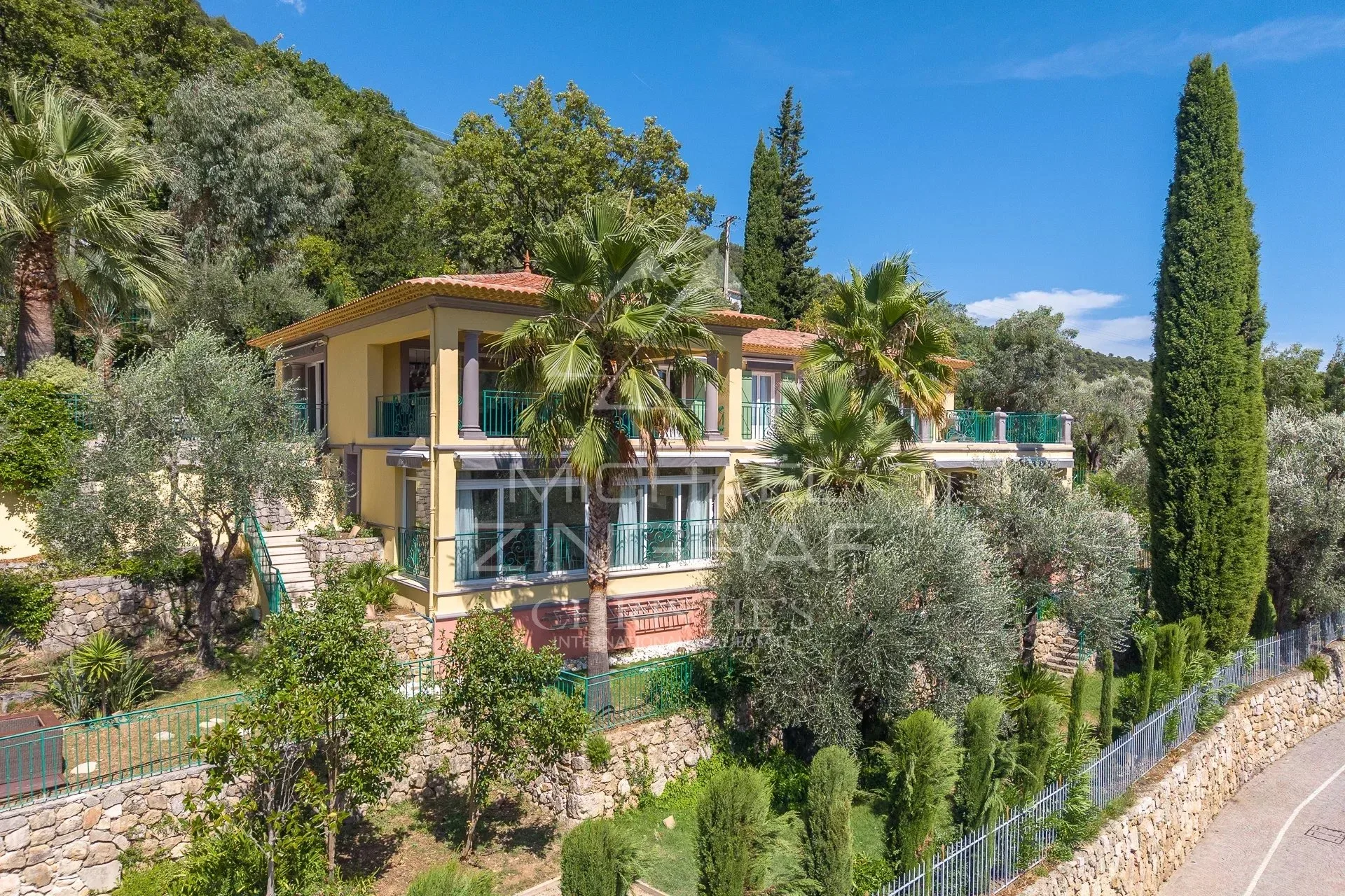 Grasse – Élégante villa rénovée avec piscine et vue dégagée - 14