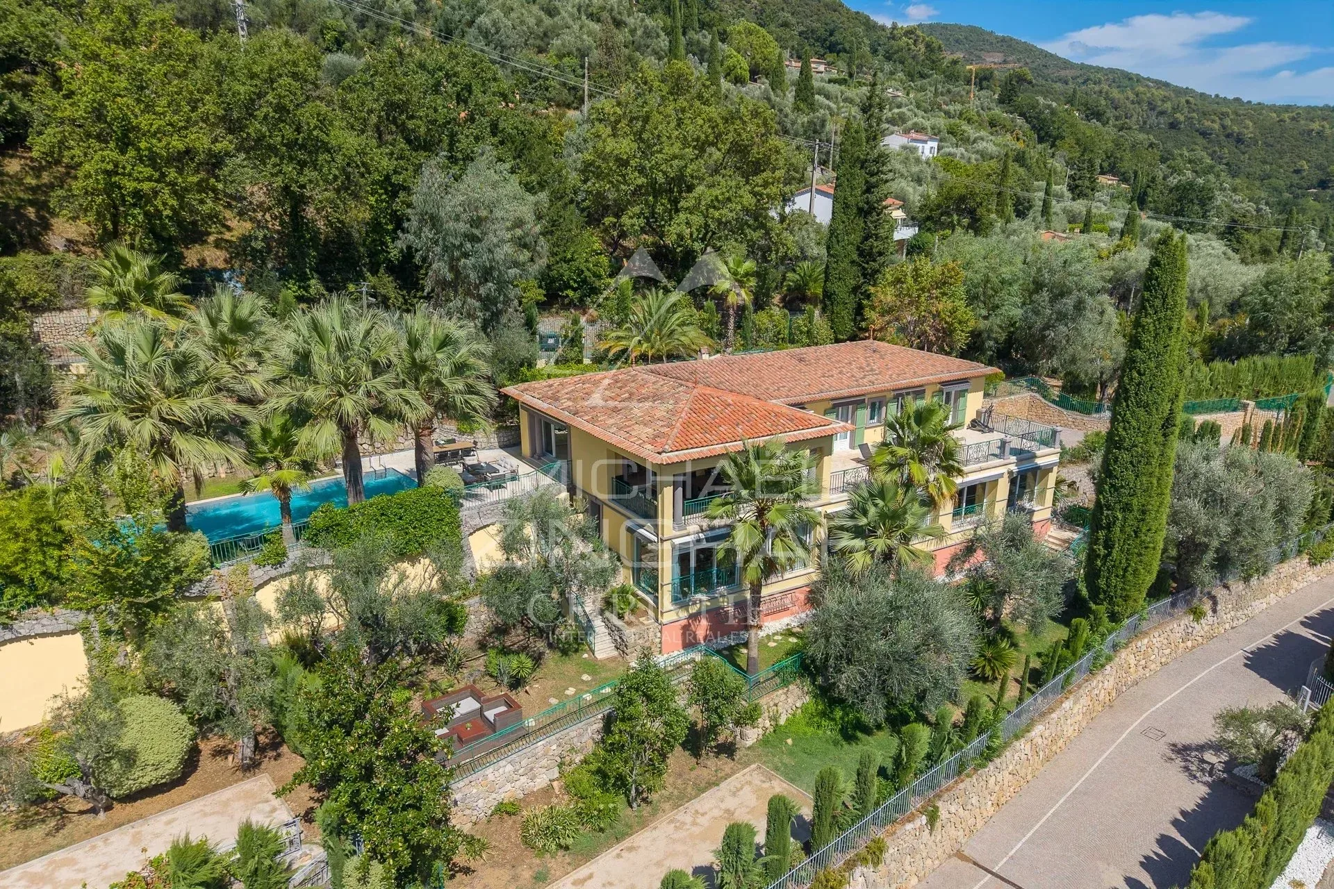 Grasse – Élégante villa rénovée avec piscine et vue dégagée