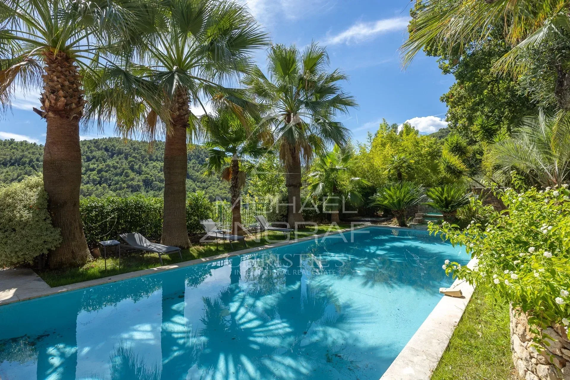 Grasse – Élégante villa rénovée avec piscine et vue dégagée - 3