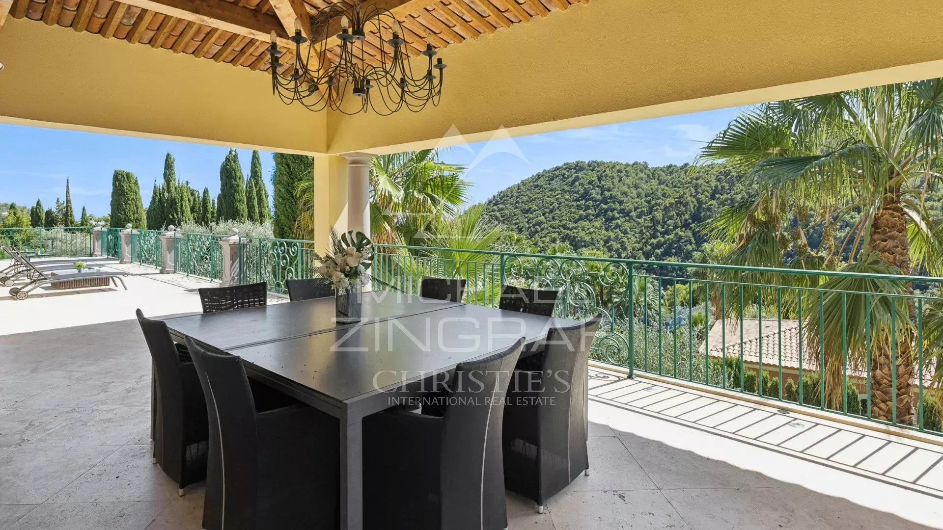 Grasse – Élégante villa rénovée avec piscine et vue dégagée - 11
