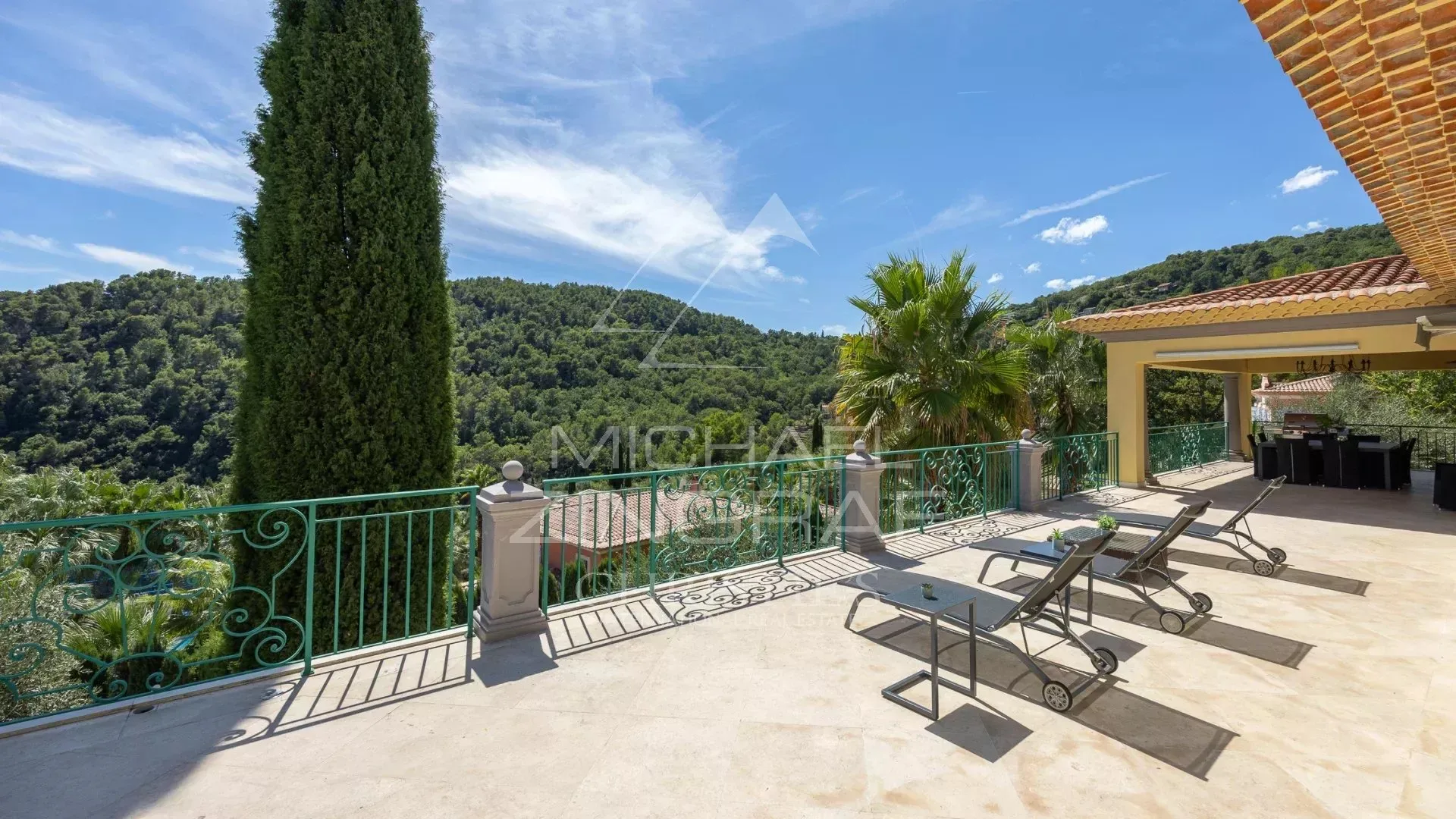 Grasse – Élégante villa rénovée avec piscine et vue dégagée - 12