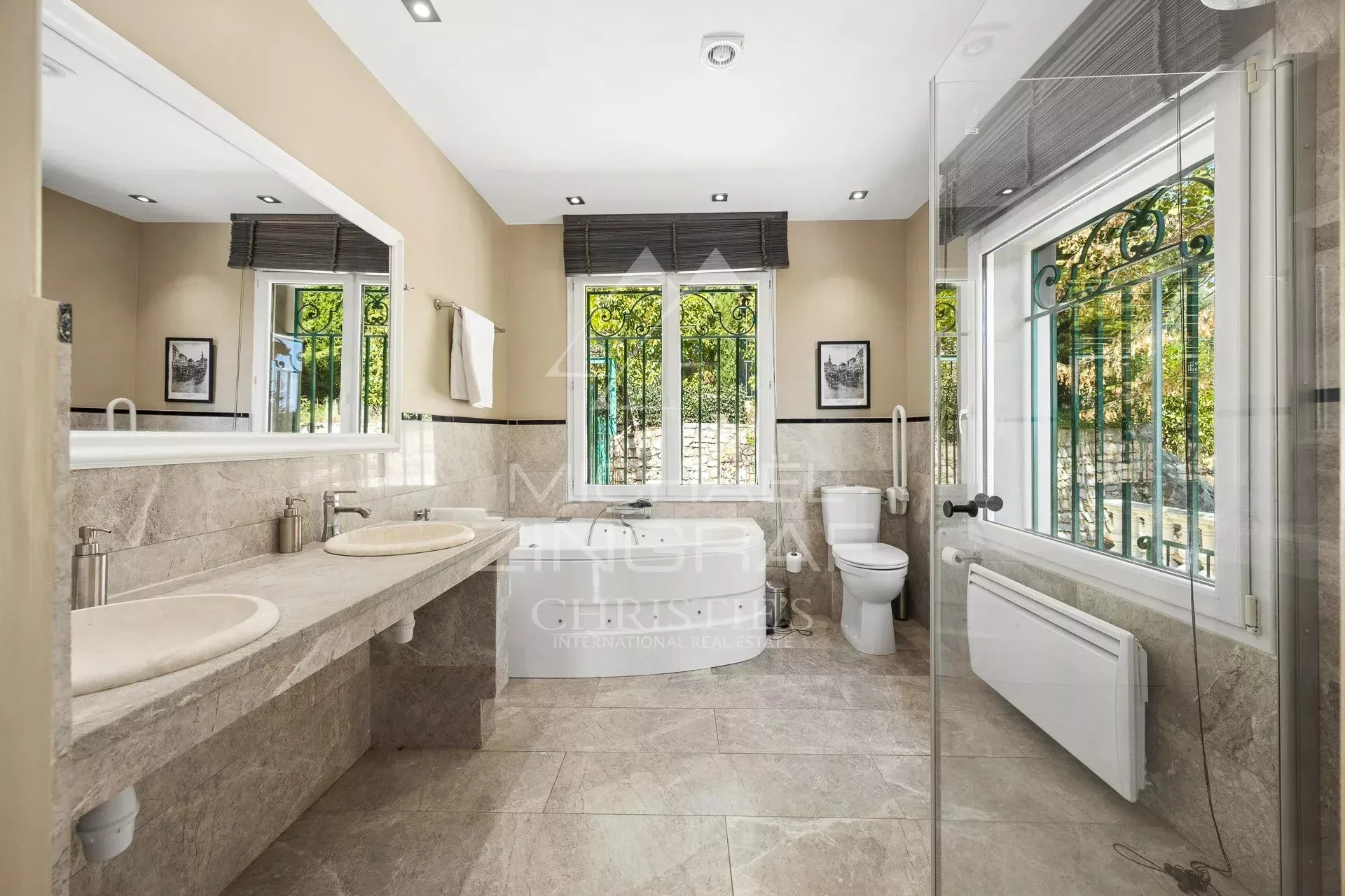 Grasse – Élégante villa rénovée avec piscine et vue dégagée - 10