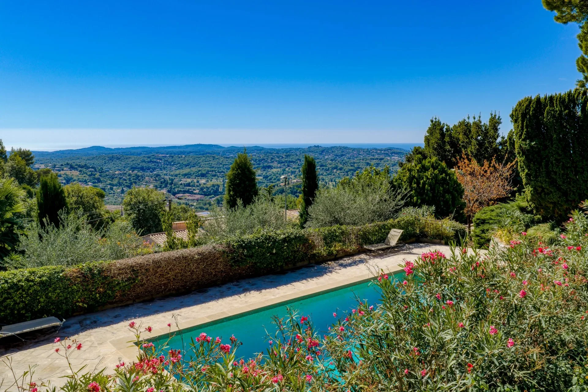Chateauneuf-Grasse - Charmante villa en pierres avec vue mer - 5 chambres - 3