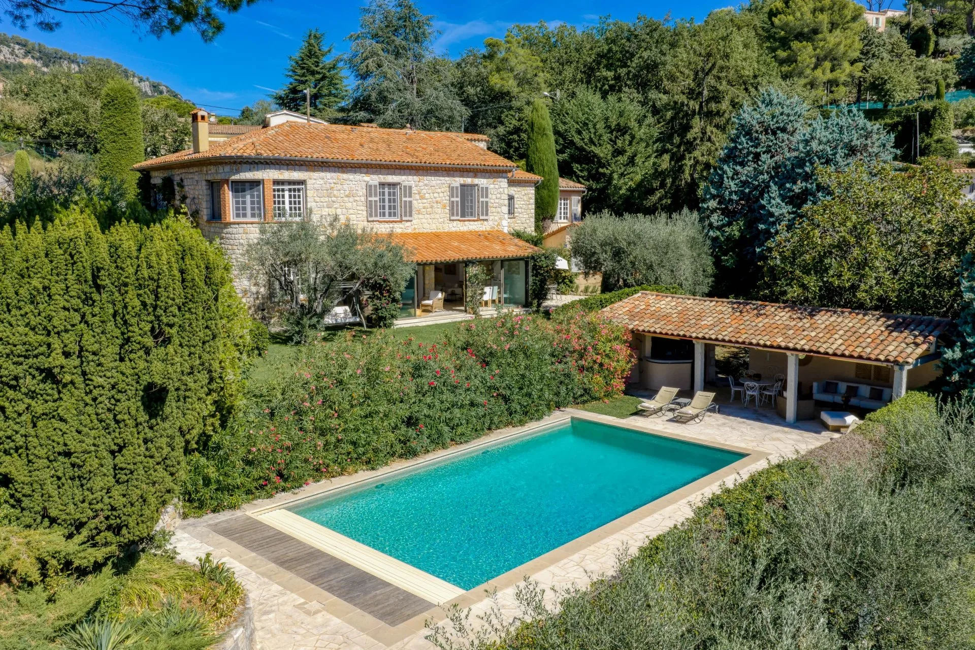 Chateauneuf-Grasse - Charmante villa en pierres avec vue mer - 5 chambres