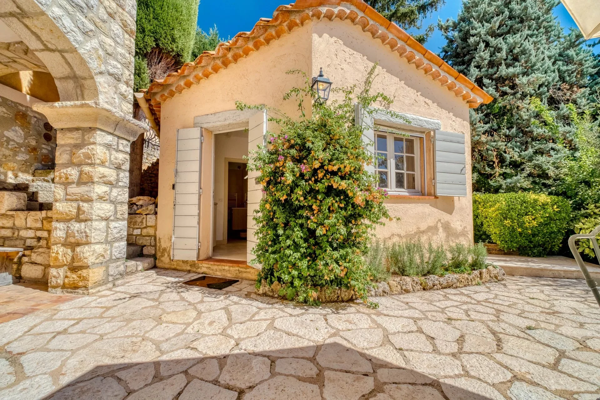 Chateauneuf-Grasse - Charmante villa en pierres avec vue mer - 5 chambres - 21