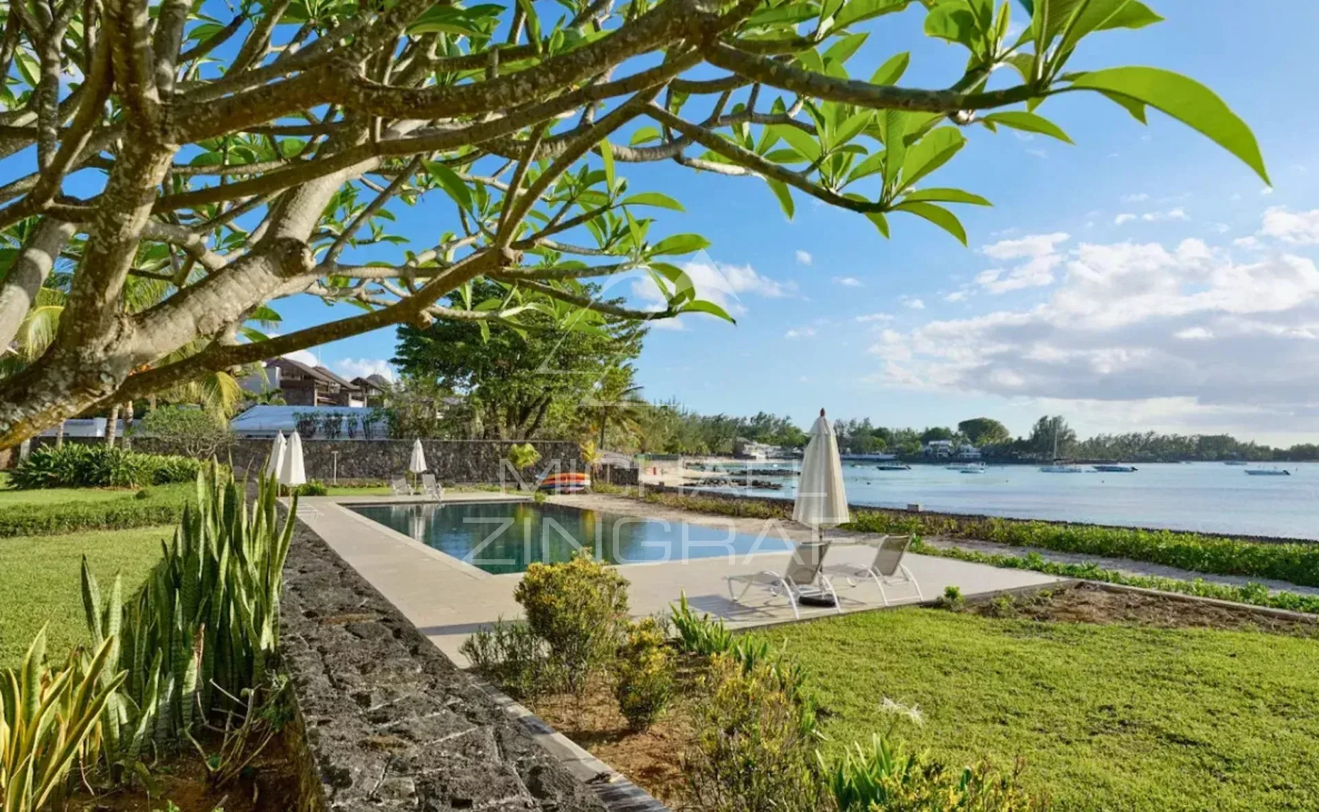 Penthouse d’Exception en Front de Mer avec Vue Panoramique – Péreybère