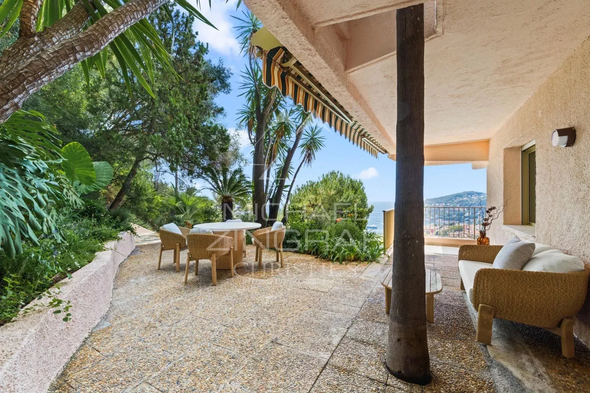 VILLEFRANCHE-SUR-MER — APPARTEMENT D’EXCEPTION AVEC VUE MER PANORAMIQUE - 16