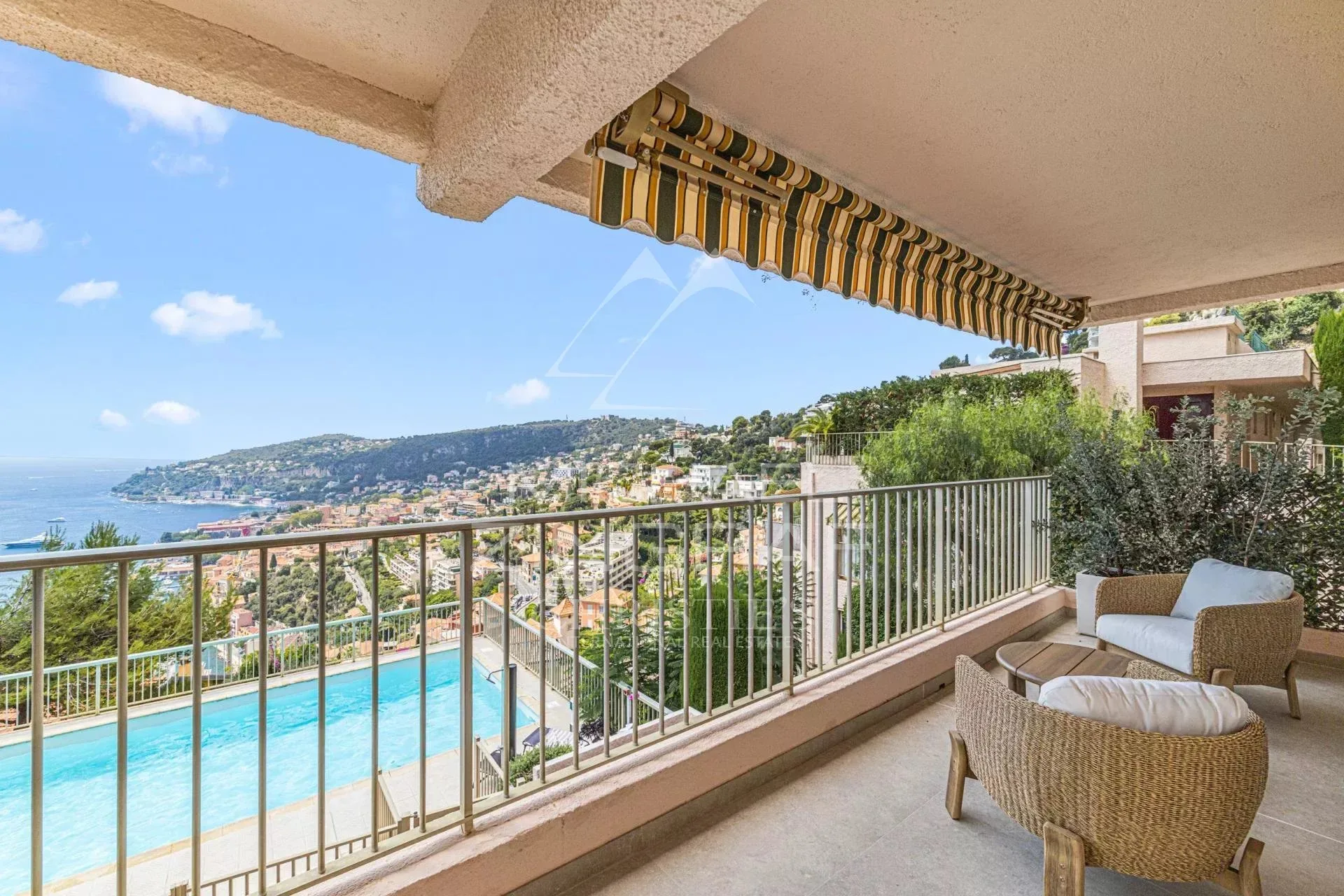 VILLEFRANCHE-SUR-MER — APPARTEMENT D’EXCEPTION AVEC VUE MER PANORAMIQUE