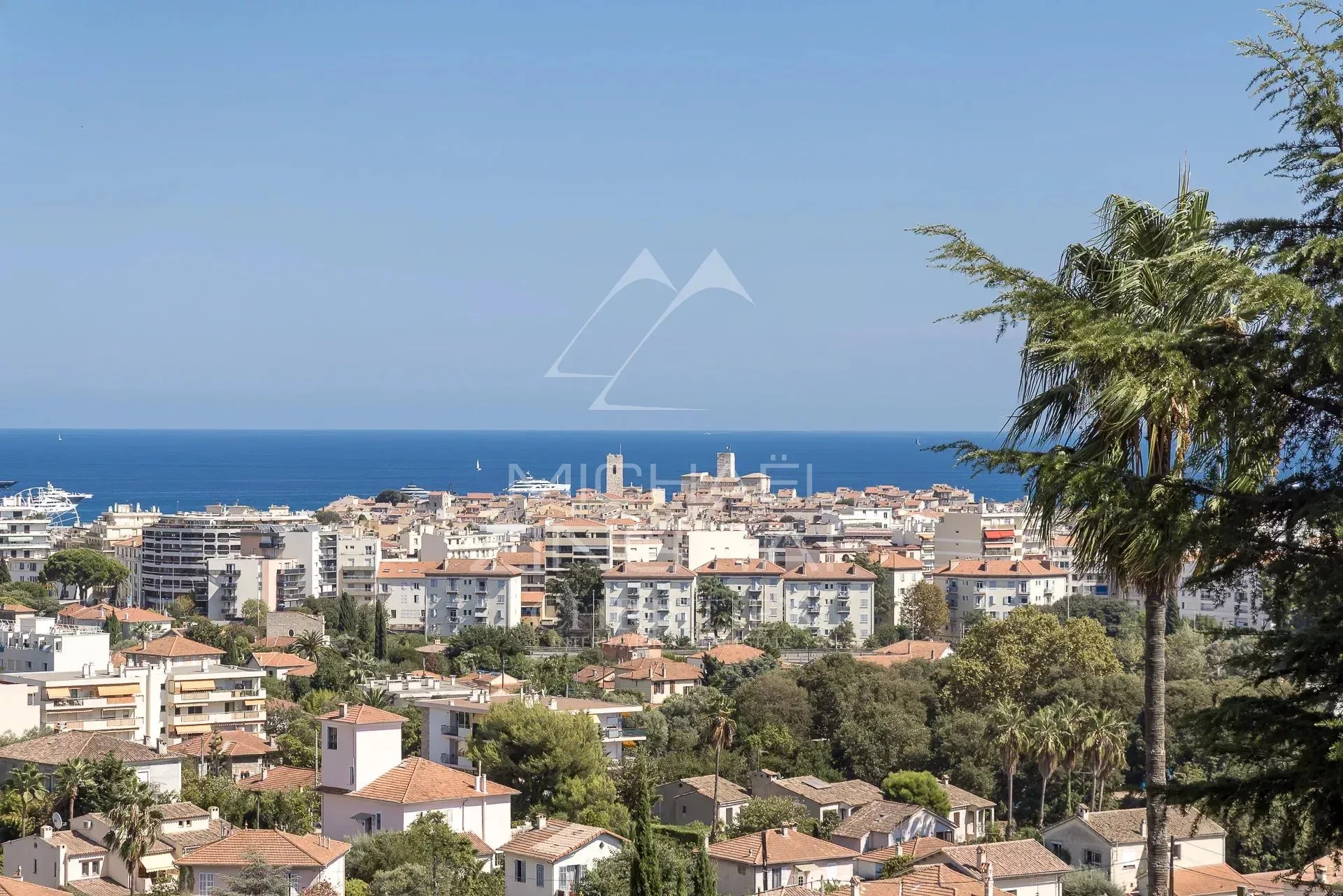 ANTIBES – AUSSERGEWÖHNLICHES 7-ZIMMER-APARTMENT MIT ROOFTOP UND PANORAMABLICK AUF DAS MEER