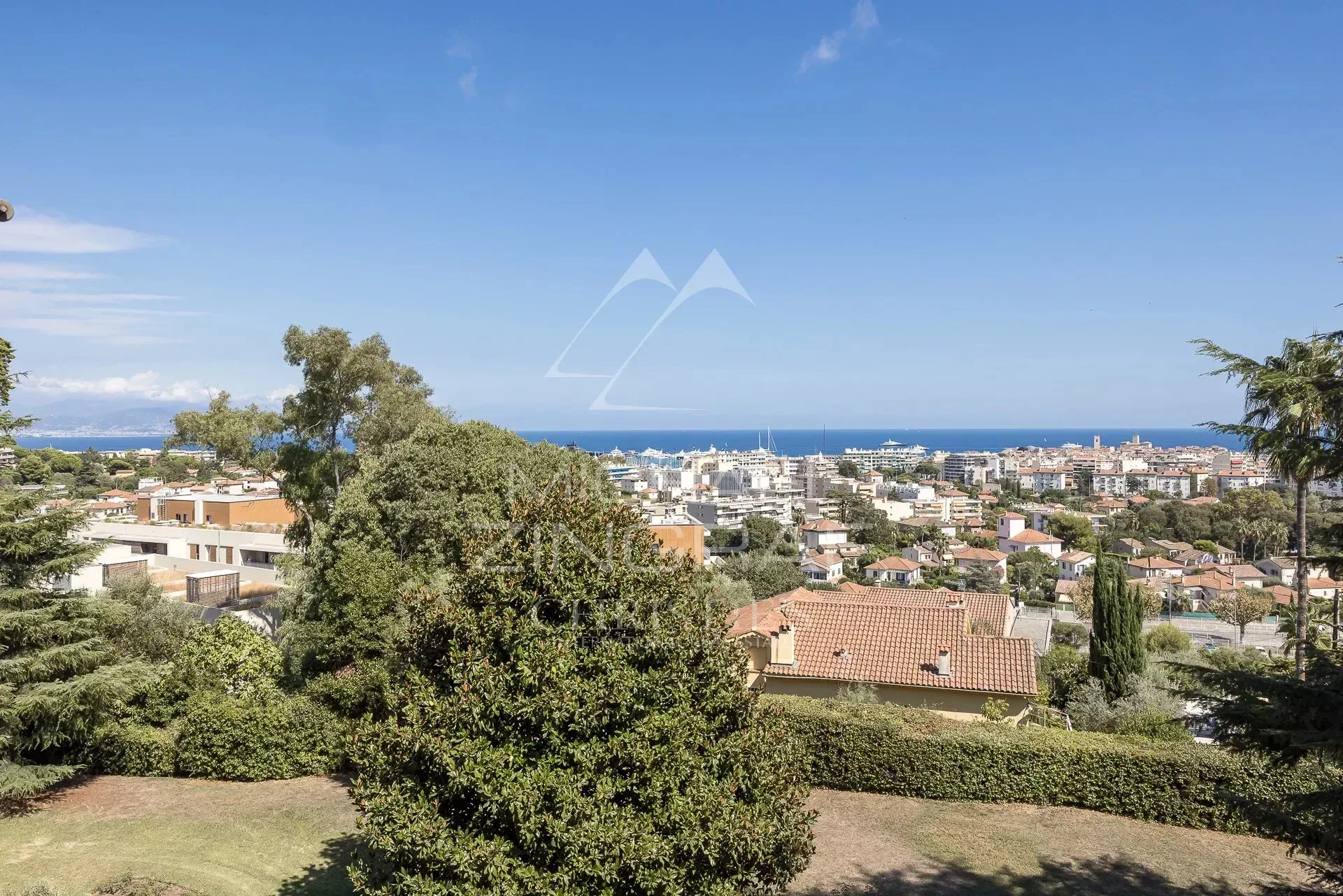 ANTIBES – AUSSERGEWÖHNLICHES 7-ZIMMER-APARTMENT MIT ROOFTOP UND PANORAMABLICK AUF DAS MEER - 12