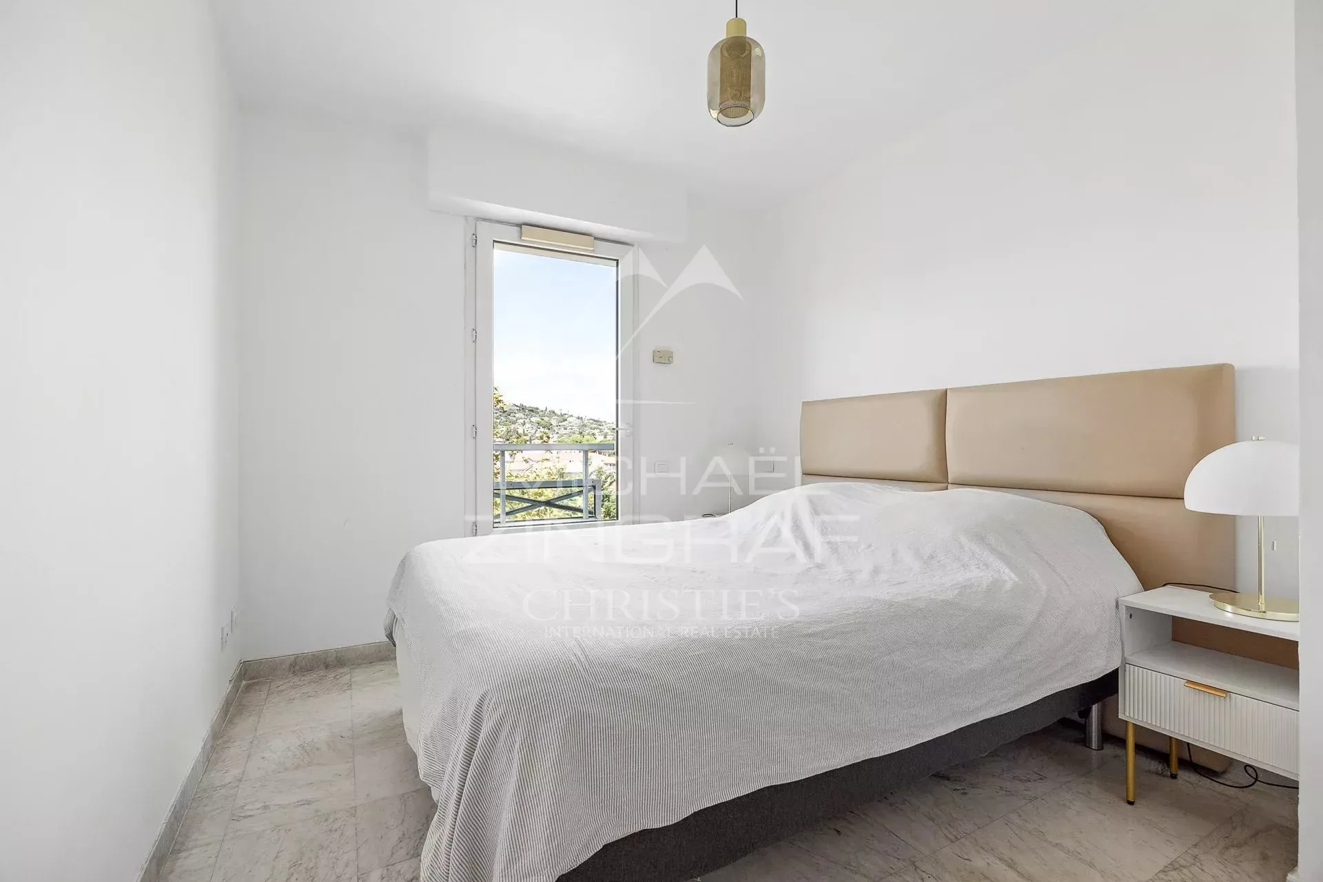 Exclusivité - Golfe-Juan – Appartement traversant rénové avec terrasse, piscine et parking - 10