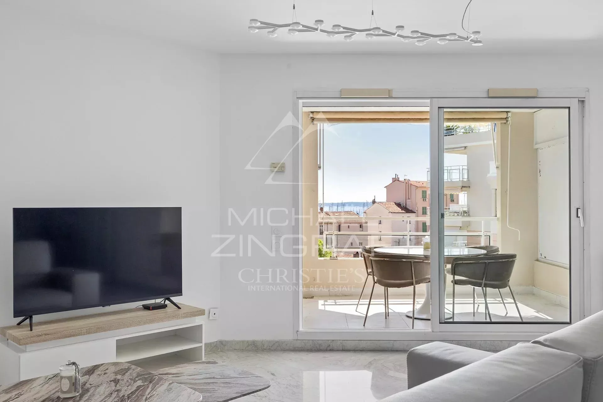 Exclusivité - Golfe-Juan – Appartement traversant rénové avec terrasse, piscine et parking - 2