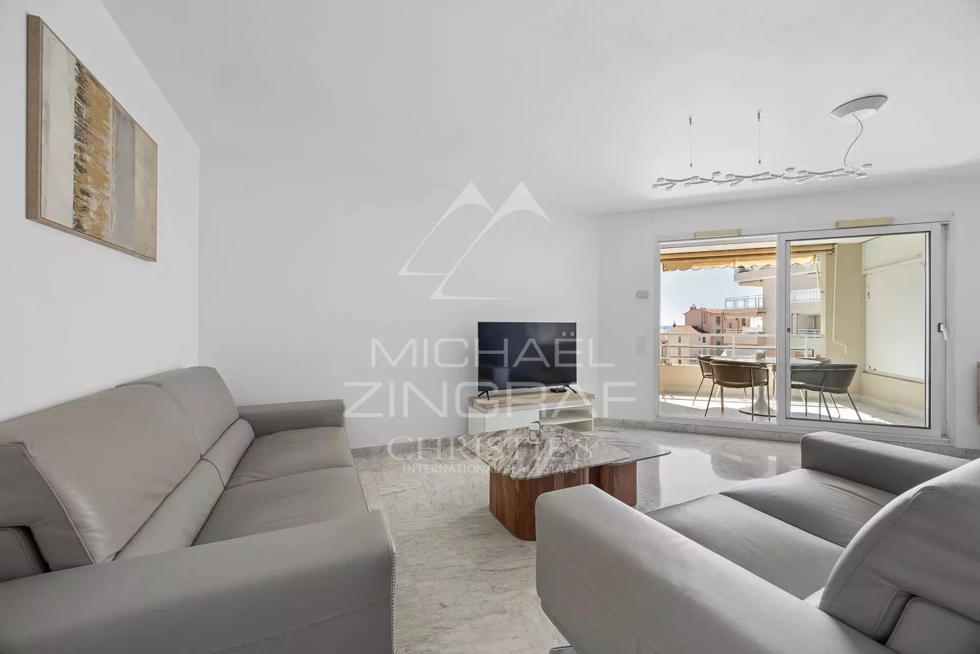 Exclusivité - Golfe-Juan – Appartement traversant rénové avec terrasse, piscine et parking - 4