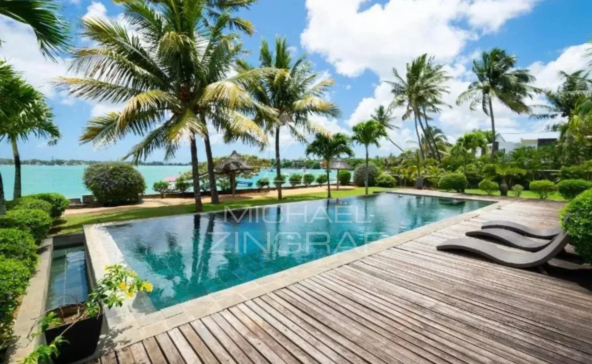 Villa pieds dans l’eau avec vue exceptionnelle à Pointe aux Canonniers
