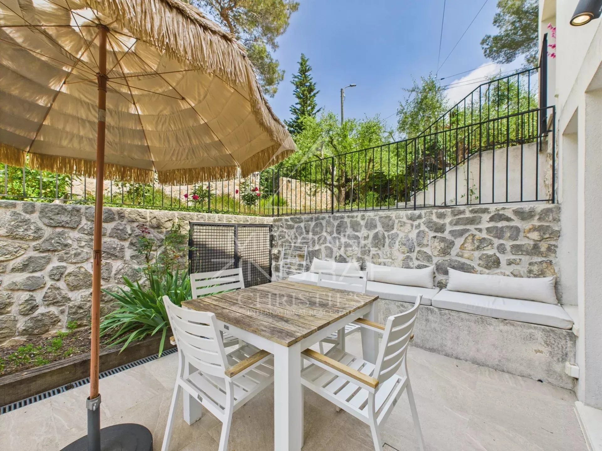 Élégante propriété provençale avec piscine, oliveraie et fort potentiel locatif - 16