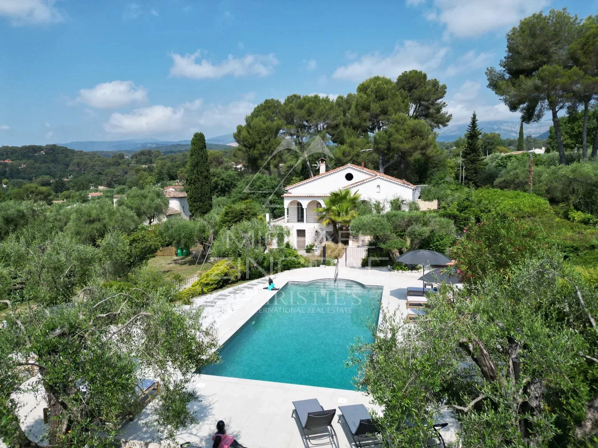 Élégante propriété provençale avec piscine, oliveraie et fort potentiel locatif