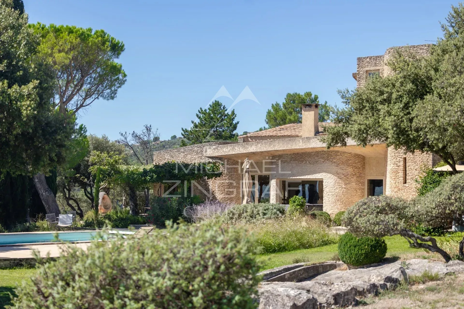 Gordes. Une œuvre architecturale rare au cœur des paysages du Luberon, avec panorama à 360°