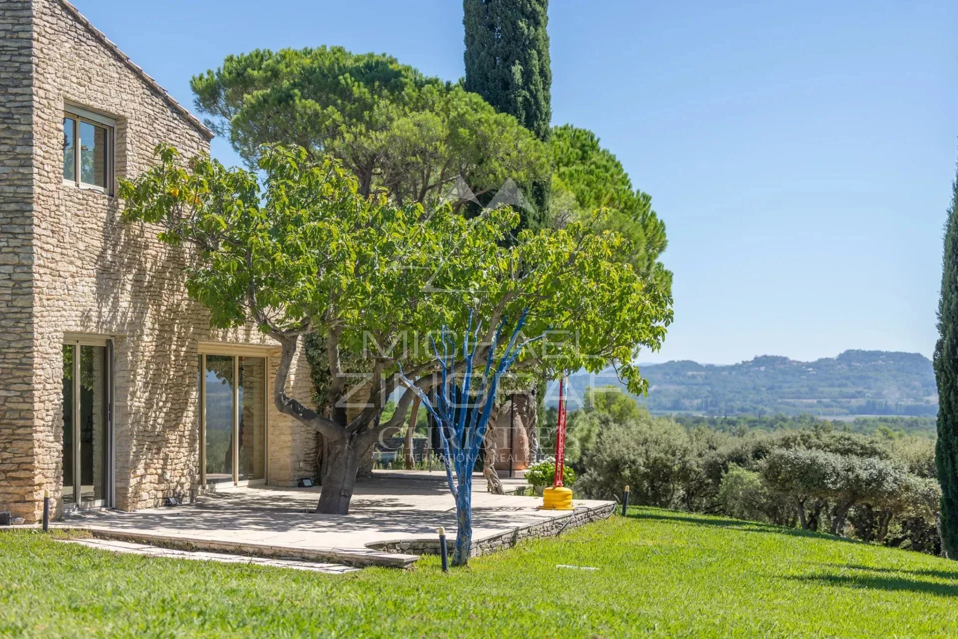 Gordes. Une œuvre architecturale rare au cœur des paysages du Luberon, avec panorama à 360° - 3