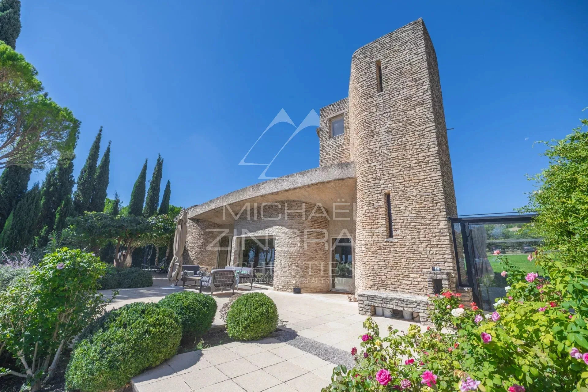 Gordes. Une œuvre architecturale rare au cœur des paysages du Luberon, avec panorama à 360° - 13