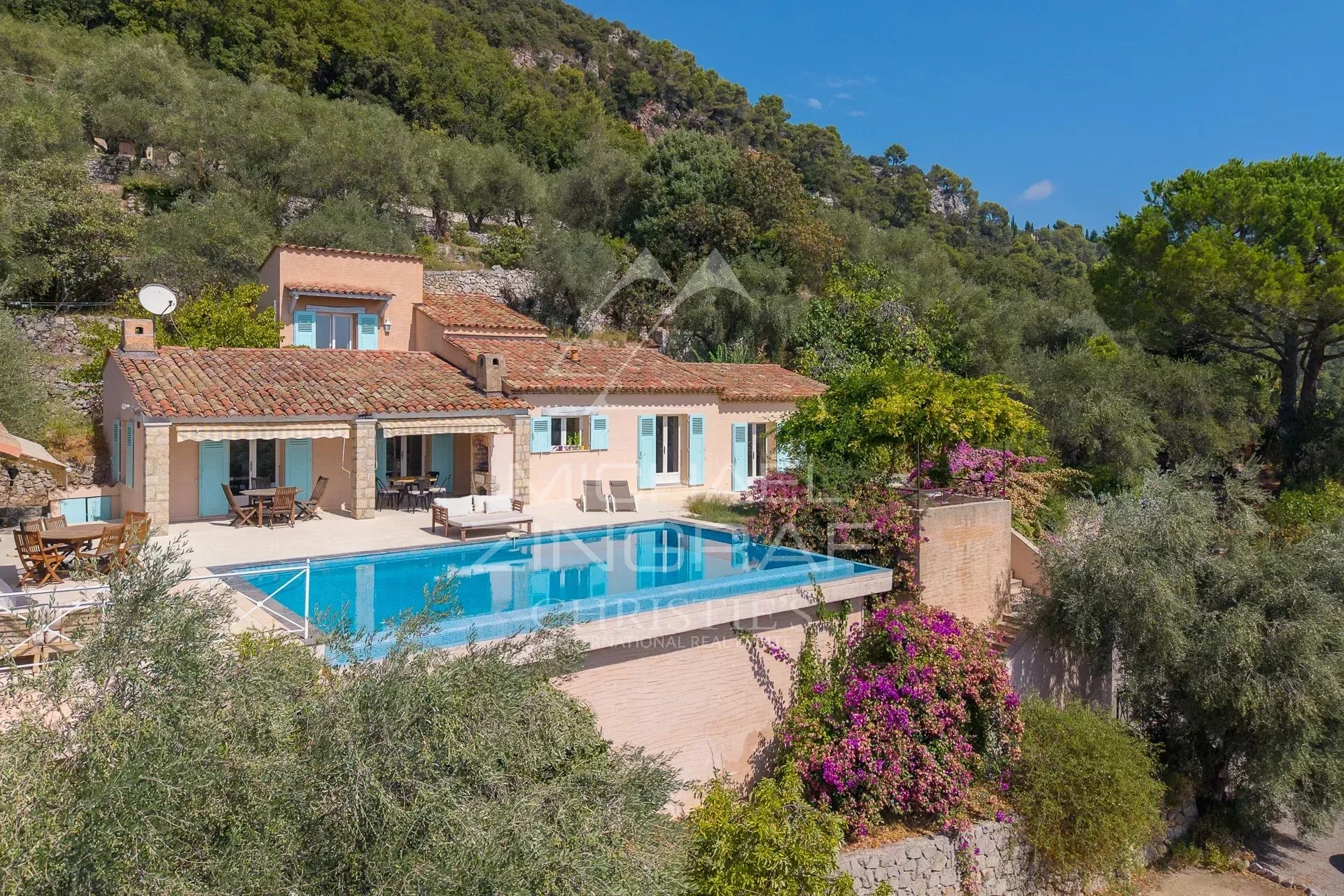 Une villa idéalement située proche du Village avec vue mer panoramique