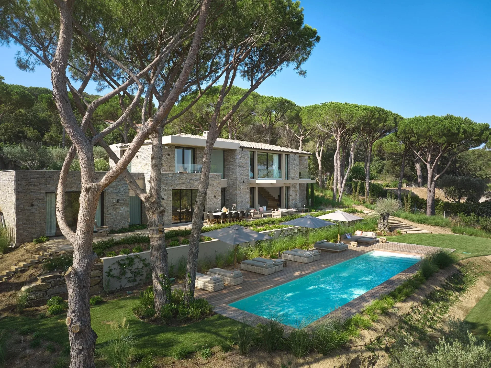 Proche Saint-Tropez – Villa contemporaine avec vue mer panoramique