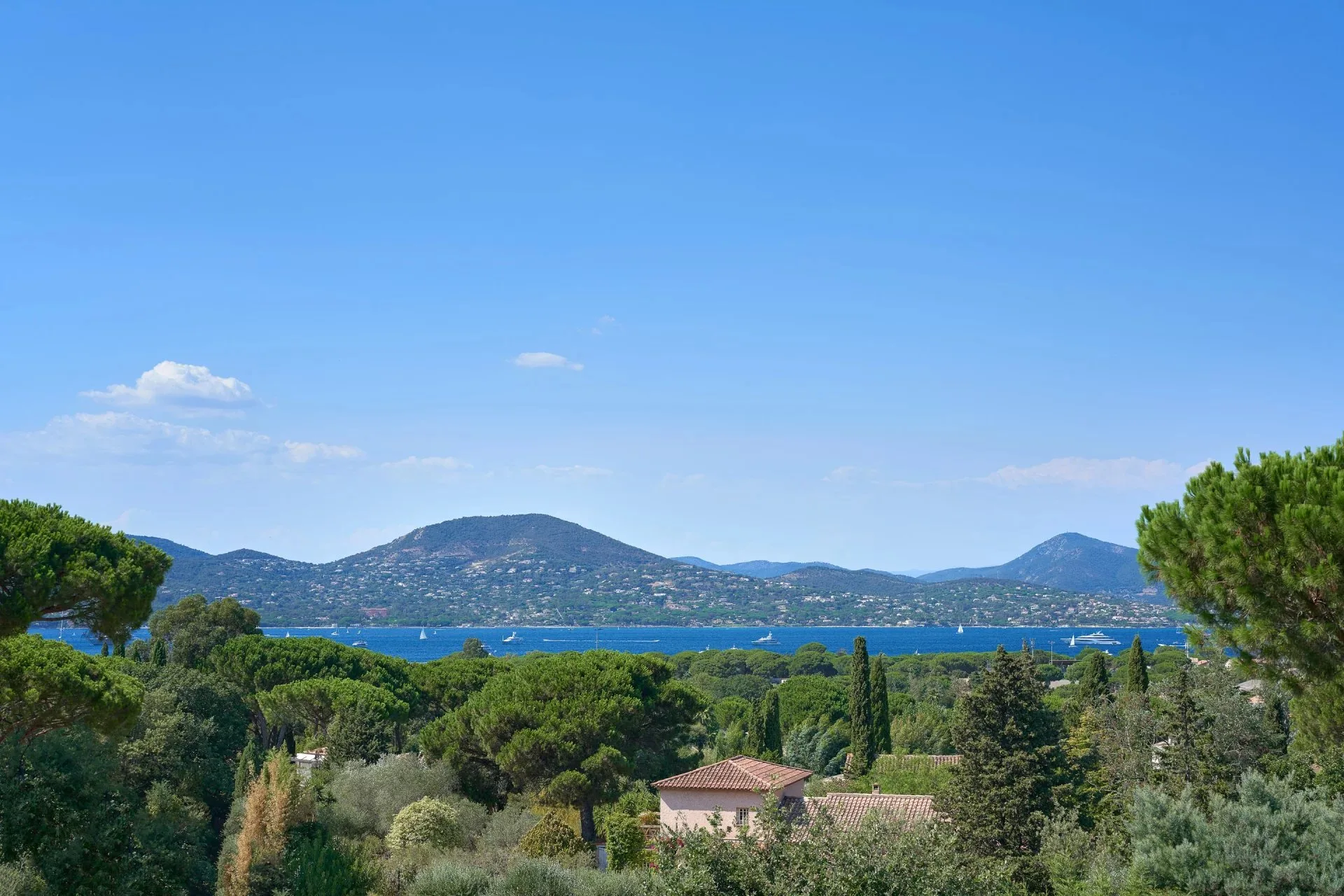 Proche Saint-Tropez – Villa contemporaine avec vue mer panoramique - 3