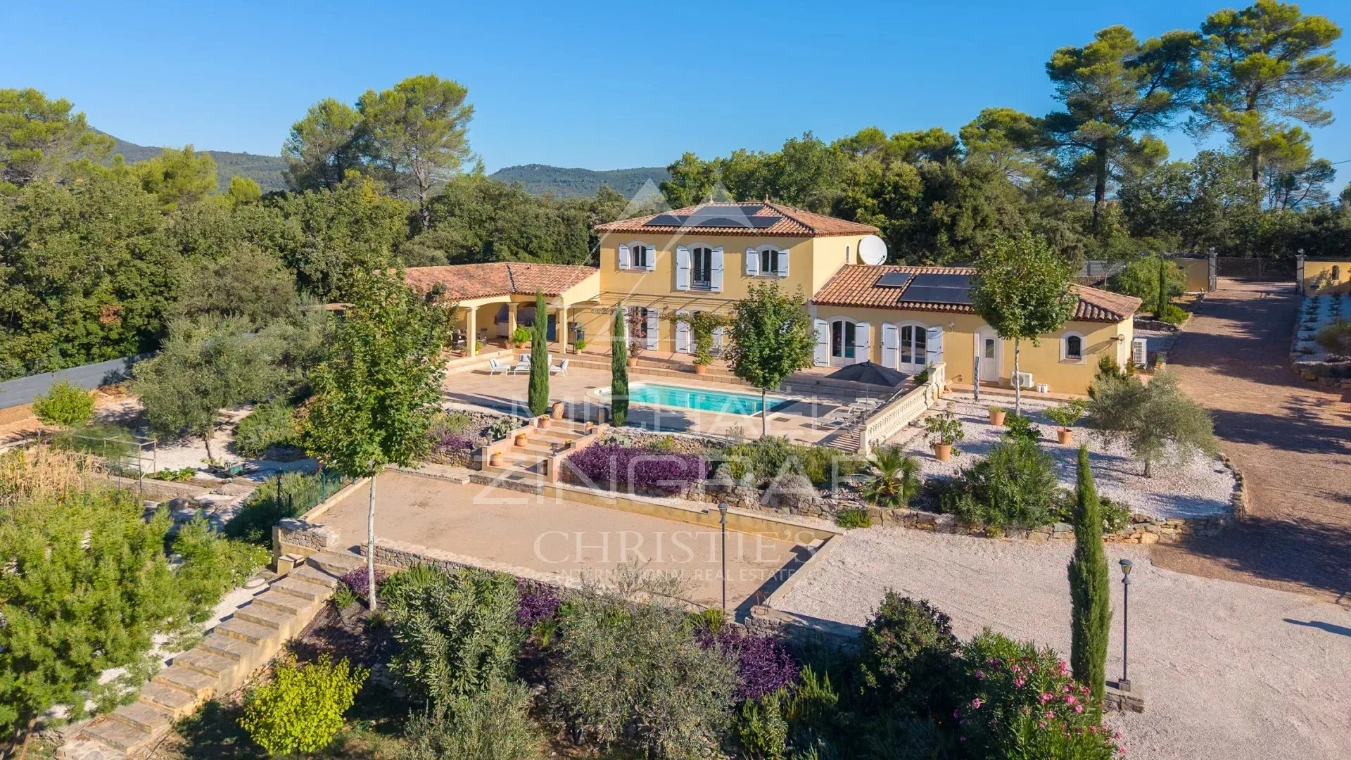 Propriété confidentielle au cœur de la Provence, entre vignes et oliviers