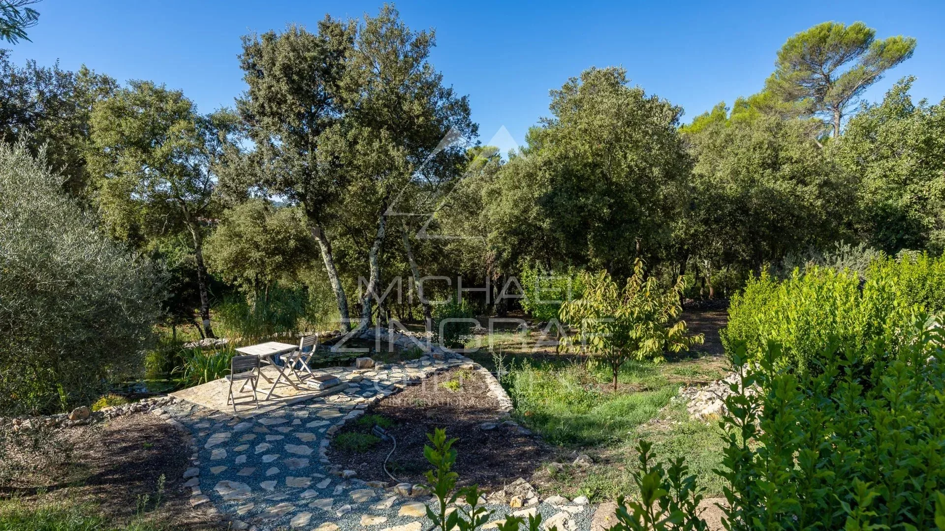 Propriété confidentielle au cœur de la Provence, entre vignes et oliviers - 11