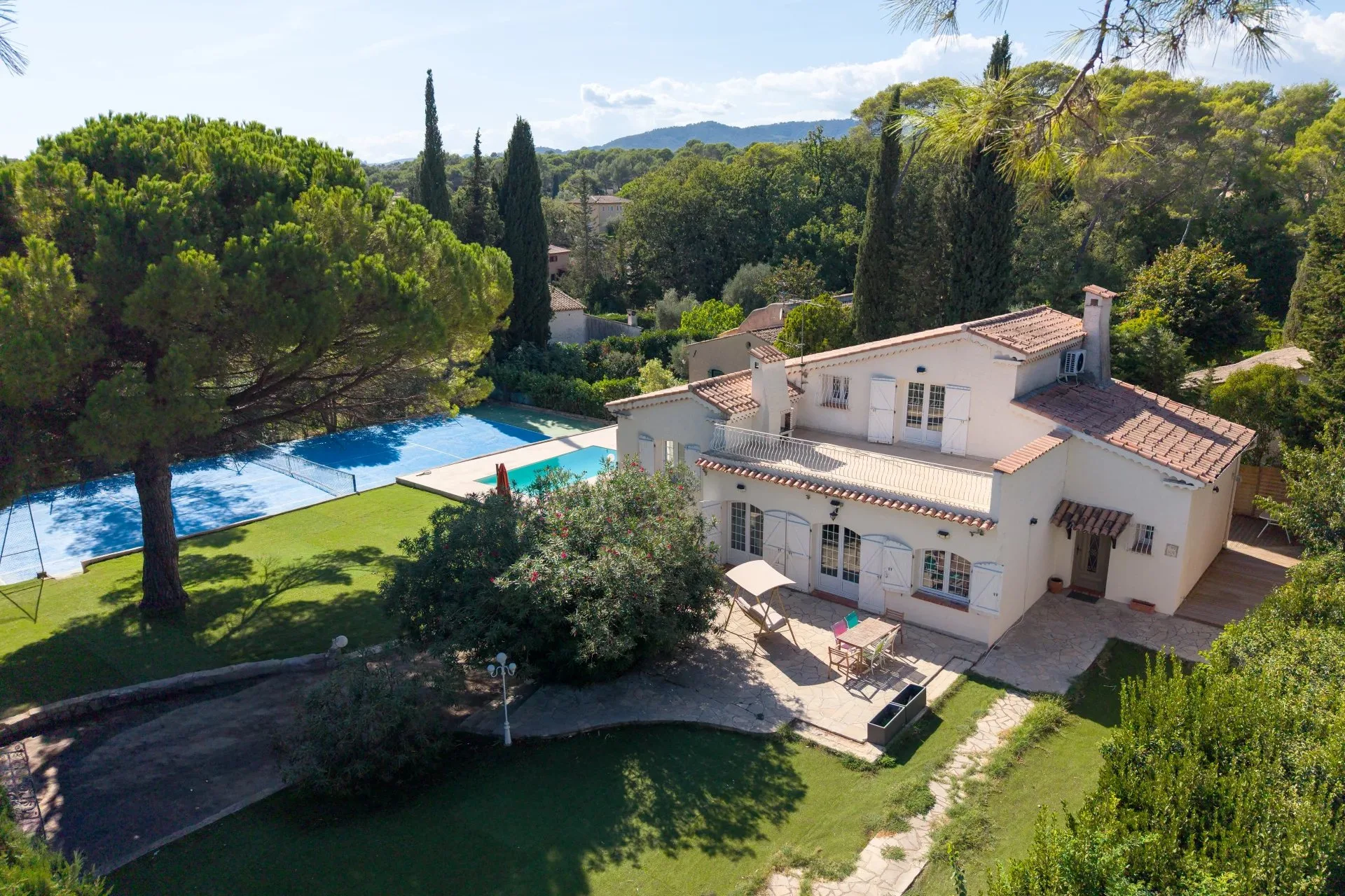 Mougins – Villa familiale avec piscine et court de tennis