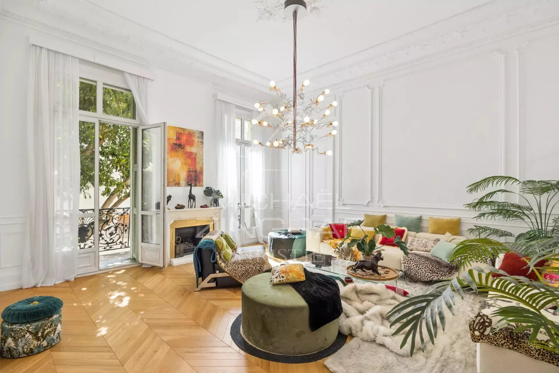 Bel appartement plein de charme, situé dans un élégant immeuble ancien de caractère