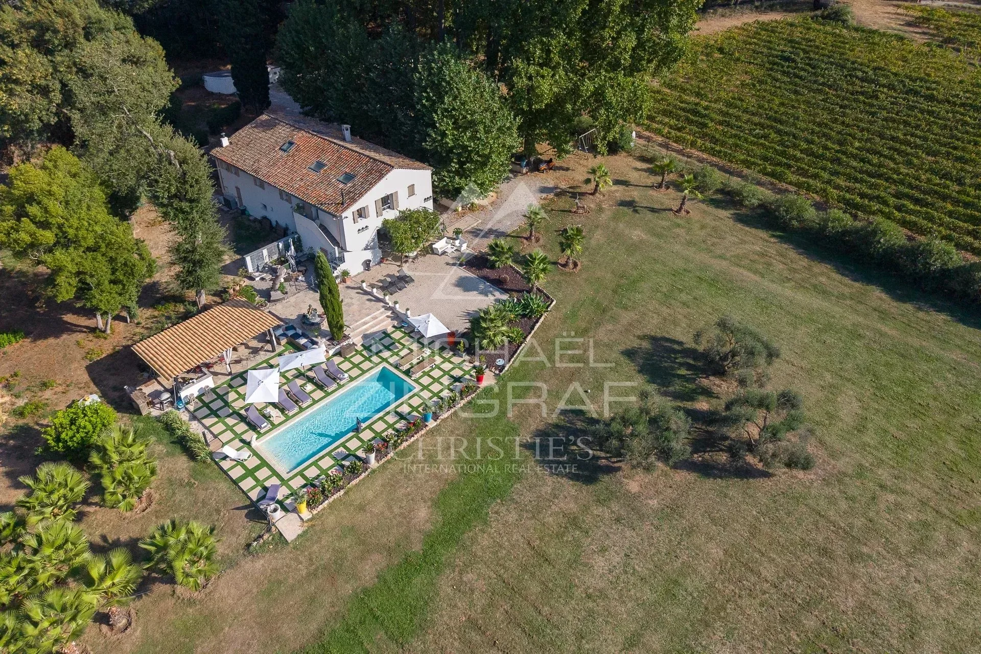 Demeure de caractère avec piscine, 1,3 ha et vue sur les vignobles