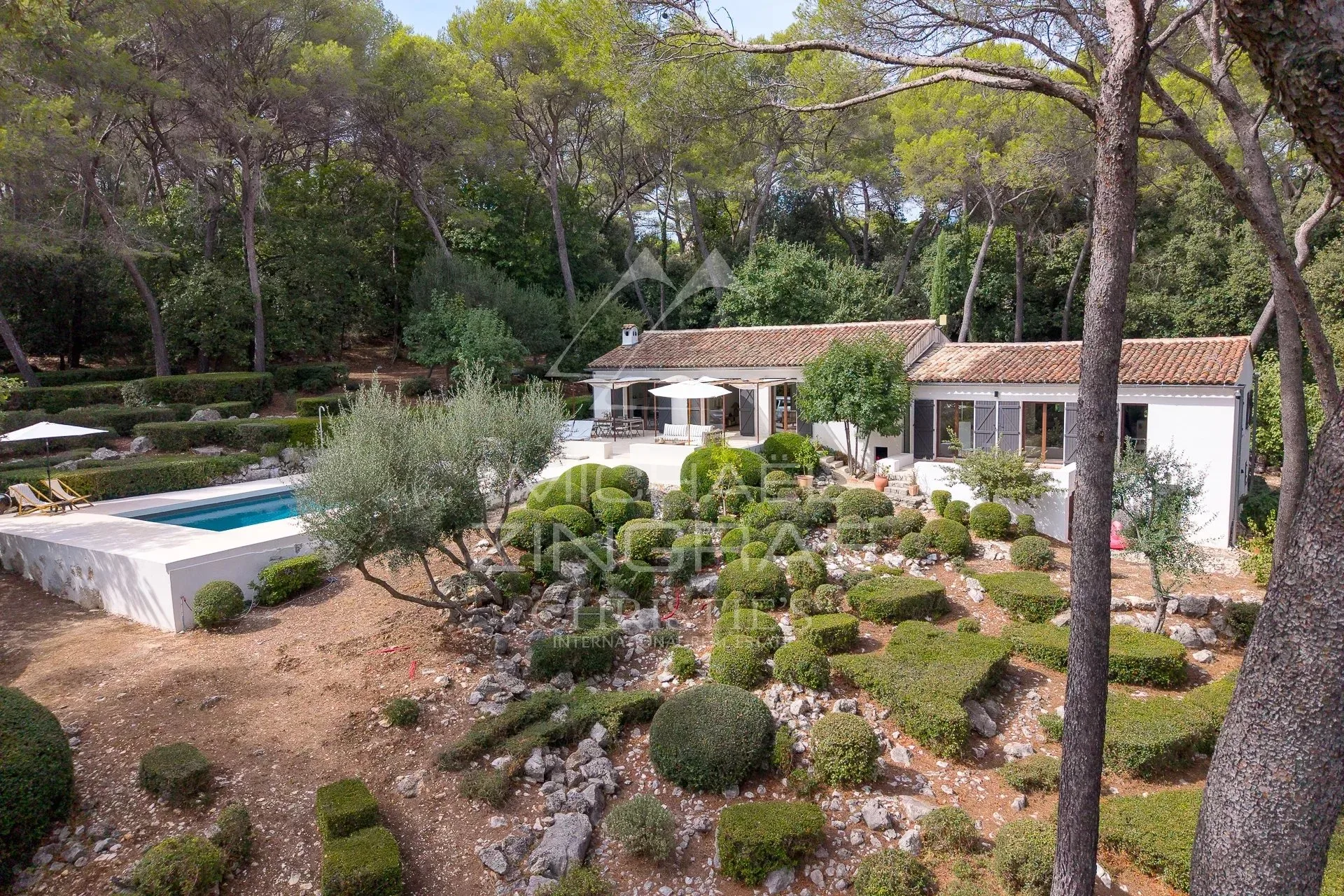Proche Saint-Paul-de-Vence : Propriété rénovée au sein d'un parc paysager de 6000m2