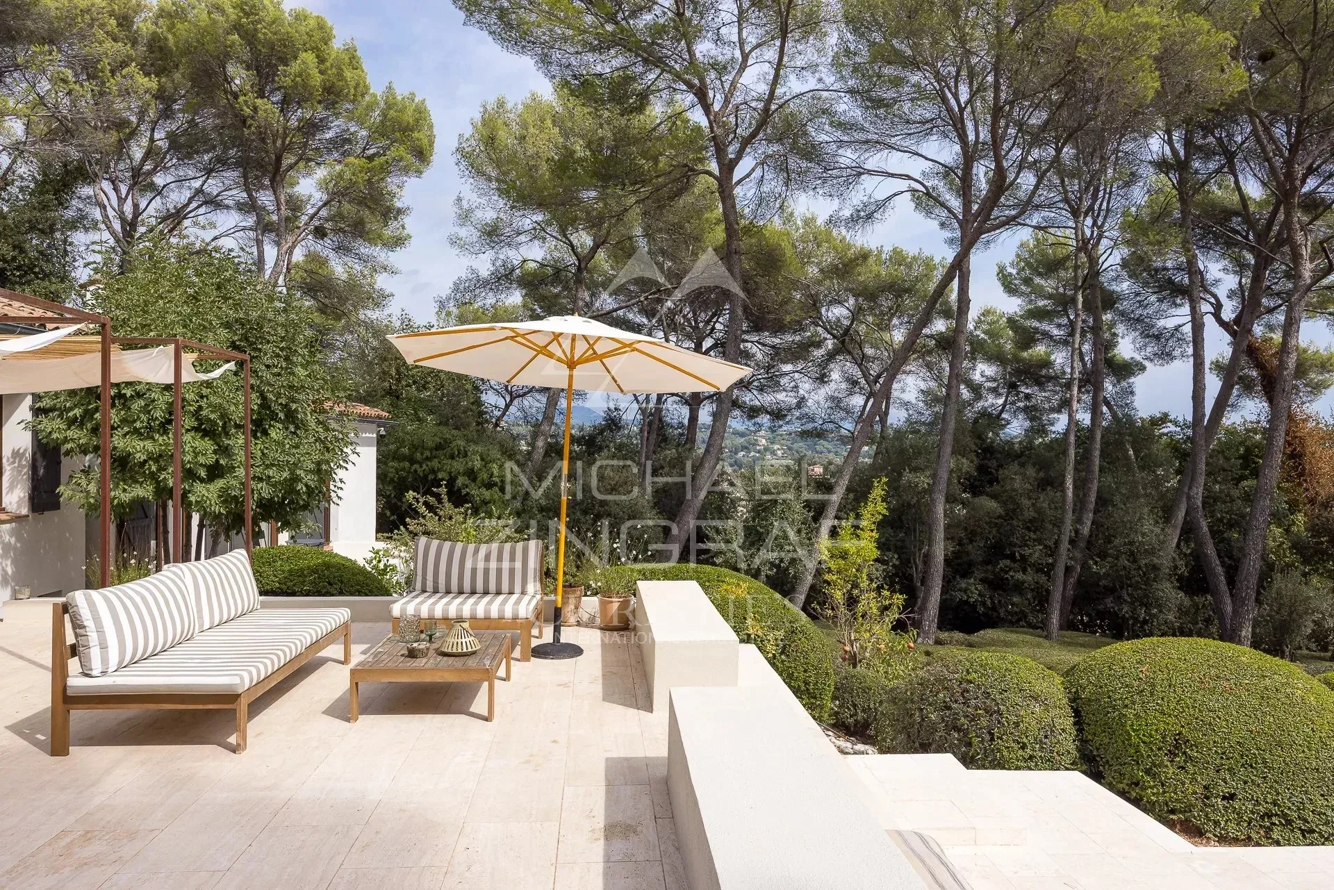 Proche Saint-Paul-de-Vence : Propriété rénovée au sein d'un parc paysager de 6000m2 - 4