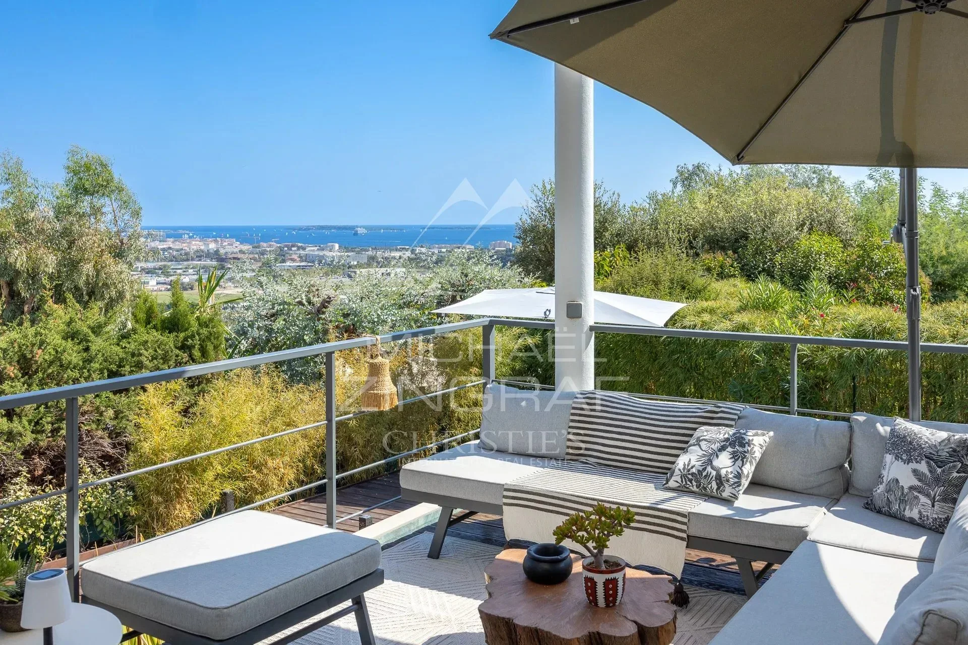 PROPRIÉTÉ CONTEMPORAINE AVEC VUE MER