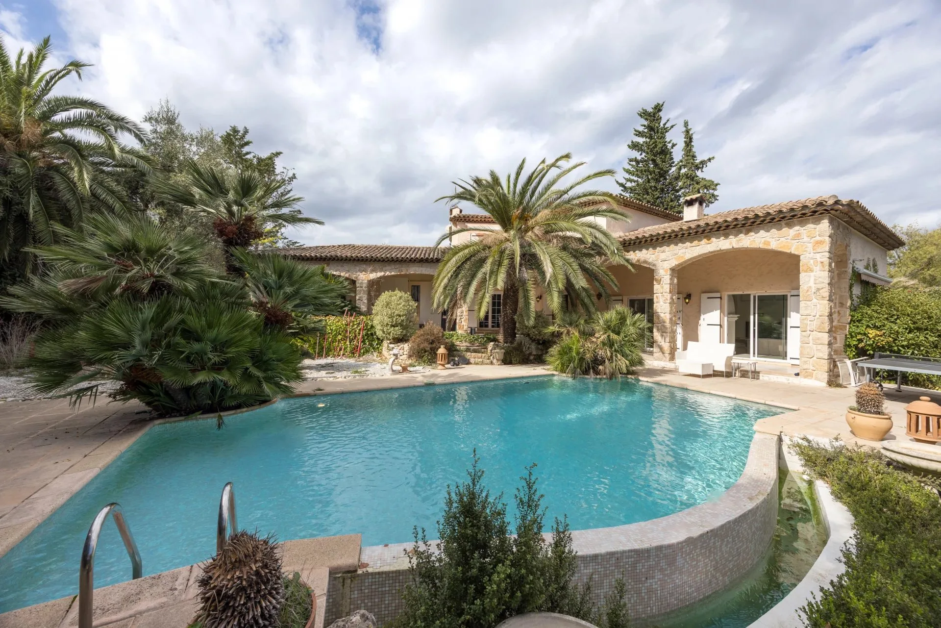 Mougins - Provençal villa on over half a hectare