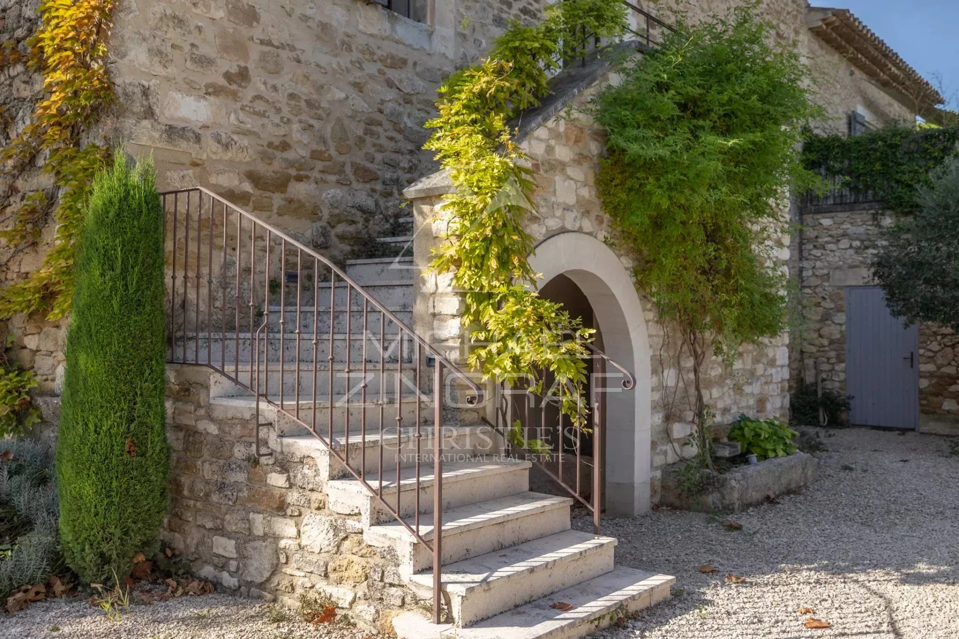 Oppède – Mas provençal de caractère avec gîtes, chambres d'hôtes et vues sur le Luberon - 2